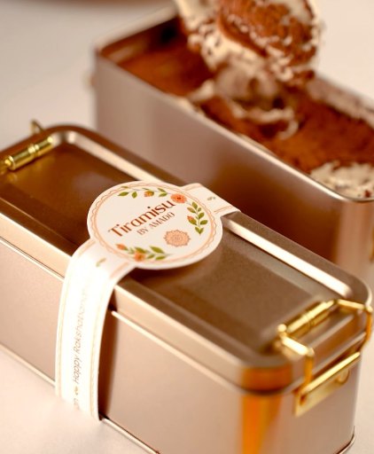 Tiramisu by AMADO in a gold tin